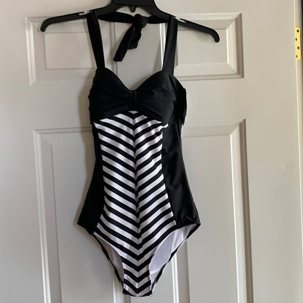 CUPSHE Sz Medium Black with black and white stripes. New with tags